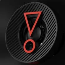 Cirkelvormig embleem met driehoekig ontwerp tegen een getextureerde donkere achtergrond met geometrische patronen.