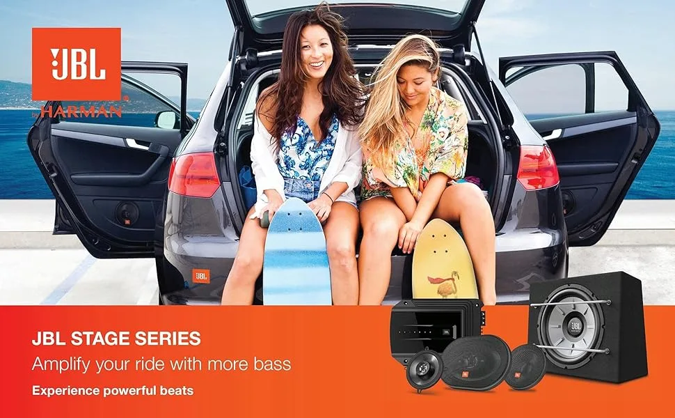 De tekst luidt: 'JBL STAGE SERIES'. Advertentie met auto met open deuren vlakbij het strand. Oranje en zwart productmarketingpaneel aan de onderkant.