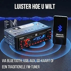 De tekst luidt 'LUISTER HOE U WILT' en 'VIA BLUETOOTH, USB, AUX, SD-KAART OF EEN TRADITIONELE FM-TUNER'. Autostereo-eenheid met rode bedieningselementen en blauwe verlichting, smartphone met Bluetooth-verbindingspictogram.