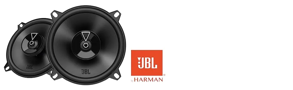 De tekst luidt 'JBL HARMAN'. Zwarte ovaalvormige autoluidsprekers in meerdere hoeken weergegeven. Professionele productfotografie van audiocomponenten voor auto's.