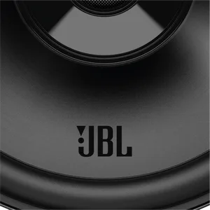 De tekst luidt 'JBL'. Meerdere hoeken van een zwarte ronde luidspreker of audioapparaat die het gebogen ontwerp en de branding laten zien.