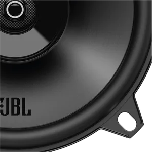 De tekst luidt 'JBL'. Detail van dichtbij van zwarte luidsprekerconus en omlijsting, met gestructureerd oppervlak en merklogo.