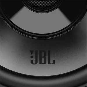 De tekst luidt 'JBL'. Detailopnamen van dichtbij van zwarte luidsprekercomponenten waarop het logo van het merk JBL en het oppervlak van de luidsprekerconus zijn afgebeeld.