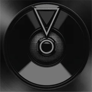 Close-up van een ronde zwarte luidspreker of audiodriver met metalen accenten en een roosterpatroon van gaas in het midden, tegen een donkere achtergrond.