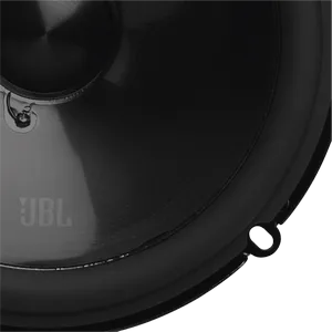 De tekst luidt 'JBL'. Detailopname van dichtbij van zwarte audioapparatuur met merklogo en gebogen oppervlaktedetails.