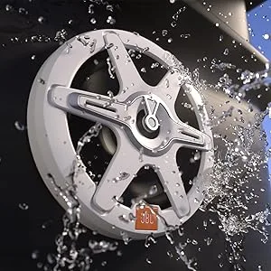 Dynamische productopname van een witte luidsprekergrille of audiocomponent met daaromheen spattend water tegen een zwarte achtergrond.