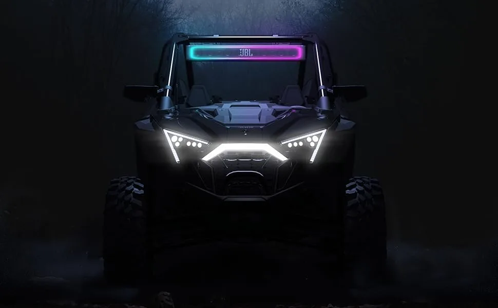Vooraanzicht van een terreinwagen in een donkere omgeving, met verlichte LED-koplampen en paarse accentverlichting aan de bovenkant.