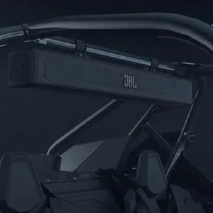 Donkere binnenopnamen van wat lijkt op een autodashboard met de tekst 'JBL' zichtbaar in één frame.