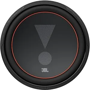 Drie weergaven van een JBL autoradioluidspreker met zwarte kegel en rode accentring. Toont een ovaalvormig ontwerp vanuit verschillende hoeken.
