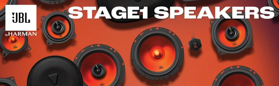 De tekst luidt 'JBL STAGE1 SPEAKERS'. Marketingbeeld met meerdere zwarte en rode autoluidsprekers van verschillende afmetingen, gerangschikt tegen een oranje achtergrond.