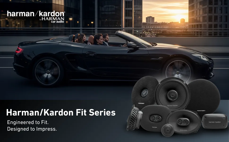 De tekst luidt 'harman kardon' en 'Engineered to Fit'. Ontworpen om indruk te maken. ' De advertentie toont een luxe auto met componenten van het audiosysteem tegen de achtergrond van een stadsgezicht bij zonsondergang.