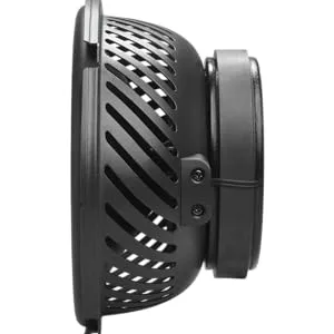 Zwarte luidspreker of audioapparaat met geometrisch gaaspatroon dat vanuit meerdere hoeken wordt weergegeven, met een rond rooster met ruitvormige perforaties.
