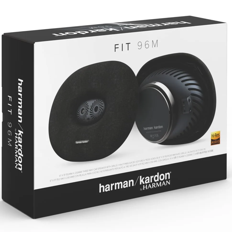 De tekst luidt 'harman/kardon'. Zwarte retailverpakking met autoluidsprekers tegen een donkere achtergrond.