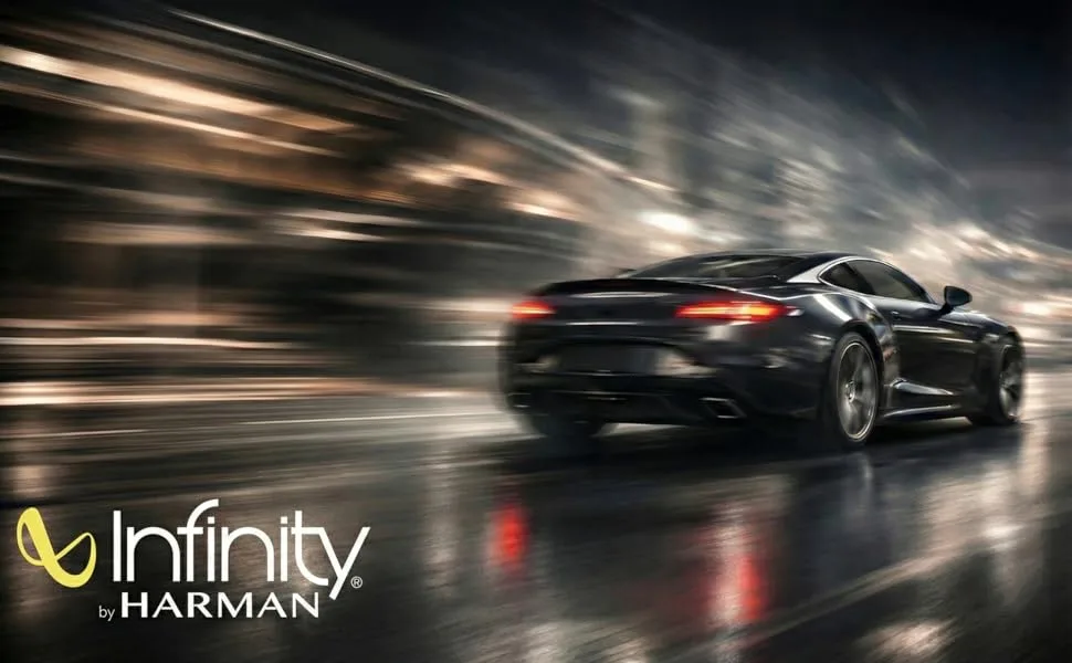 De tekst luidt 'Infinity'. Bewegingsonscherpe beelden van auto's die's nachts rijden met rode achterlichten die lichte sporen creëren.