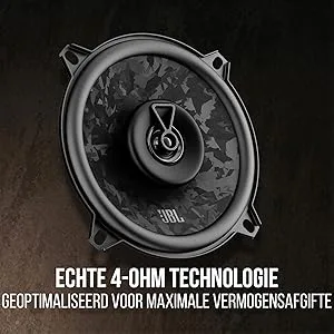 De tekst luidt 'ECHTE 4-OHM TECHNOLOGIE' en 'GEOPTIMALISEERD VOOR MAXIMALE VERMOGENSAFGIFTE'. Autoluidsprekercomponent met centrale conus en surround, weergegeven tegen een donkere achtergrond, met weergave van de luidsprekerspecificaties.