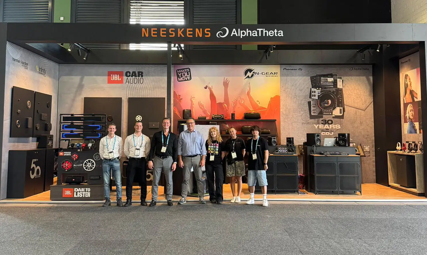 Het Neeskens-team poseert trots voor hun indrukwekkende booth op IFA Berlijn 2024.