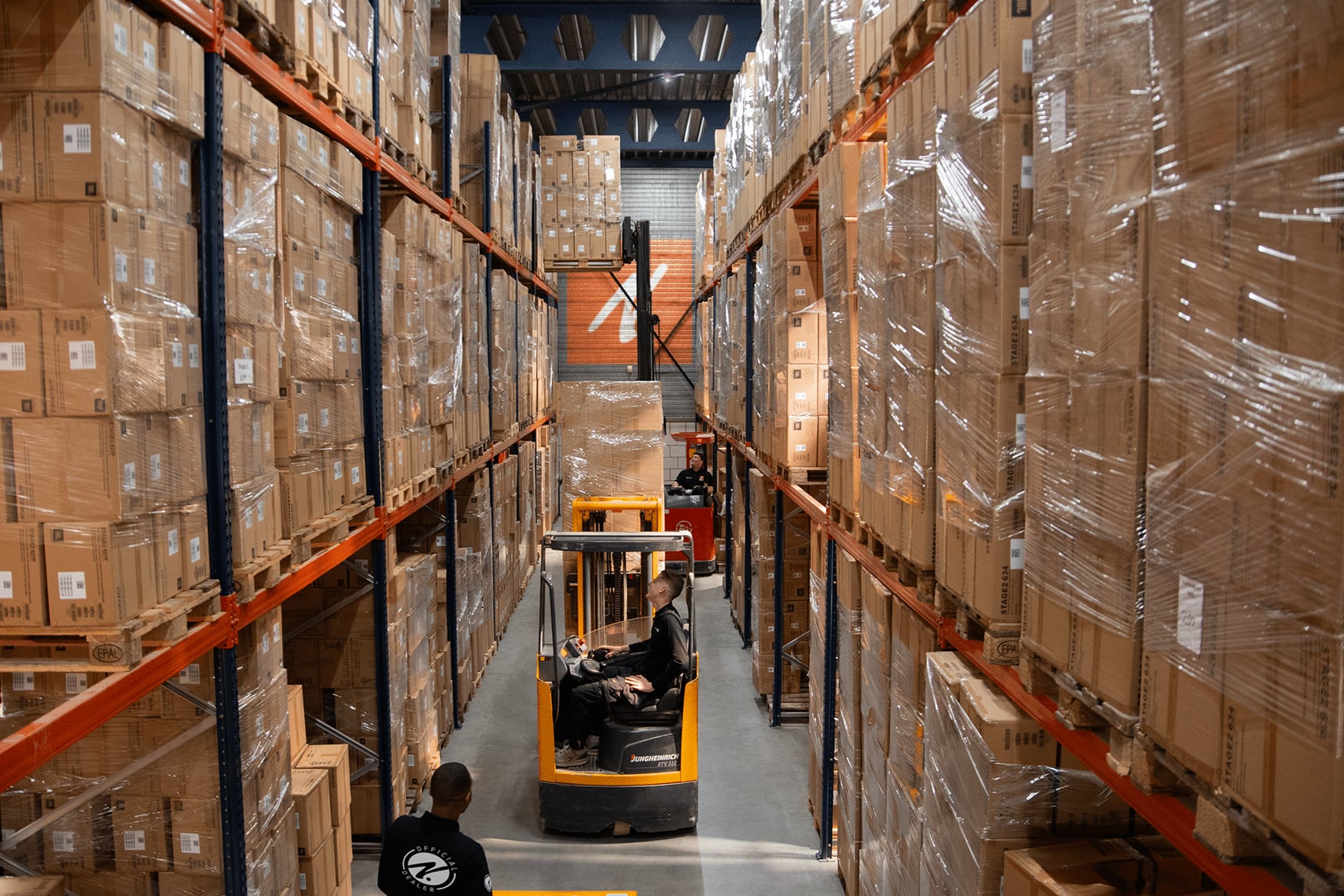 Ruim magazijn van Neeskens met duizenden producten klaar voor verzending. Wat wij doen
