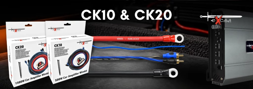 Excalibur CK10 en CK20 versterker kabelsets met verpakkingen, voedingskabel, massakabel, RCA-kabel en remote-kabel naast een autoversterker.