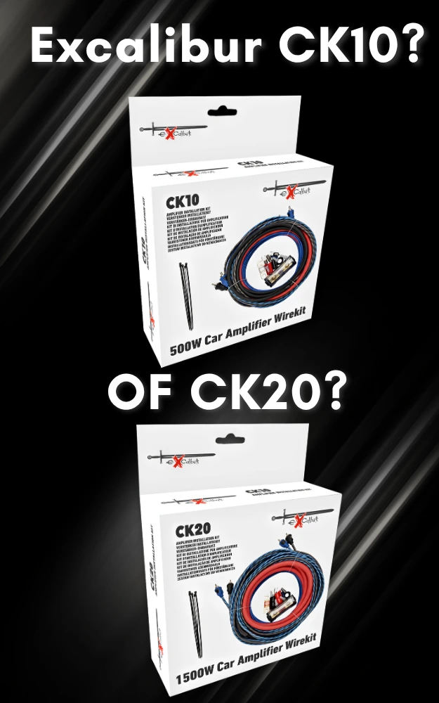 Vergelijking van de Excalibur CK10 500W en CK20 1500W versterker kabelsets, met beide verpakkingen onder elkaar op een zwart-grijze achtergrond.